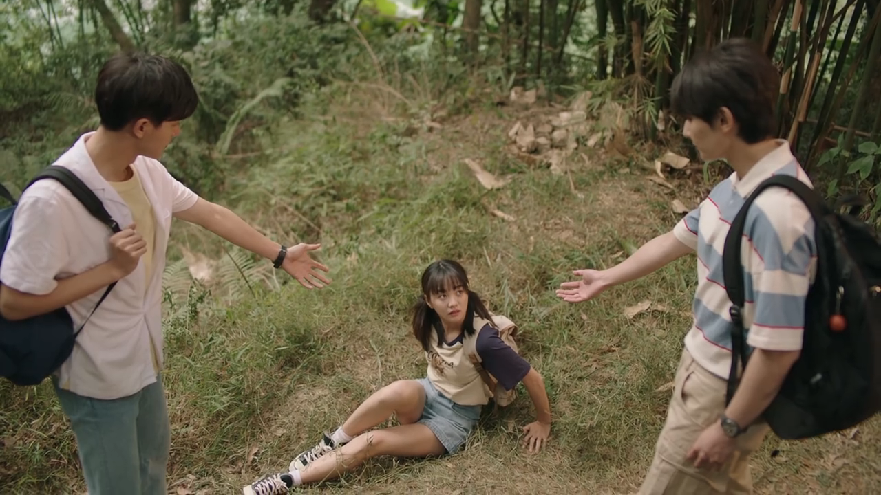 Cheng Lang a esquerda, Xia Xao no meio e Lu Shi Yi a direita estendendo a mão para ajudar a garota depois que ela caiu. (Foto: Reprodução/ cynlyn.com)