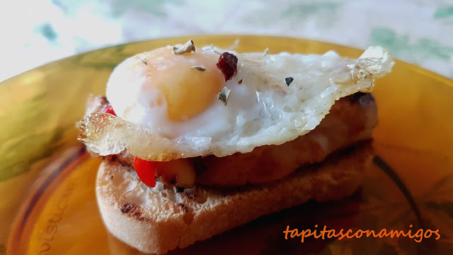 Tosta ganadora:  pavo, piquillo y huevo