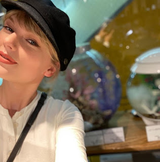Taylor Swift pens down an emotional note to one of his fans who just finished his Phd Taylor Swift pens down an emotional note to one of his fans who just finished his Phd