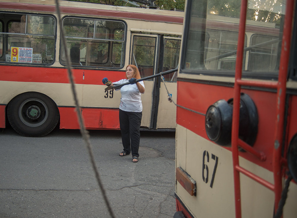 Водитель ереване. Ереван троллейбус водитель. Женщина водитель троллейбуса. Водитель троллейбуса фото. Водитель троллейбуса Армения.