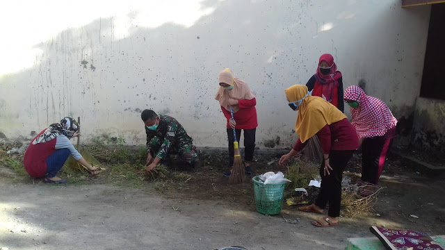 Babinsa Pelopori kegiatan Jumat Bersih TP PKK Desa Kuncen