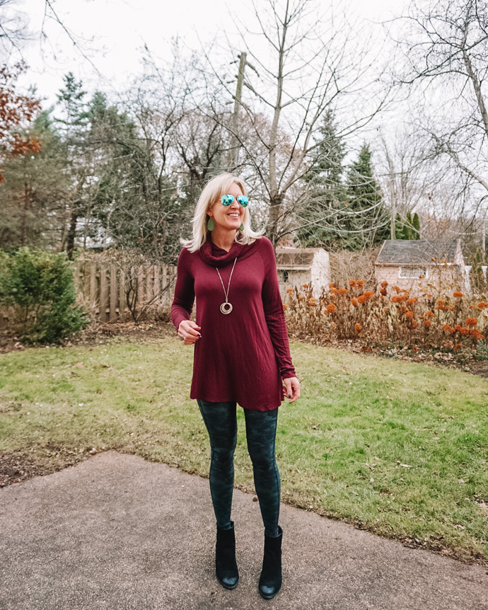  camo legging trend outfit med burgundy tunika