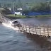 Vídeo: Motorista tenta atravessar ponte com caminhão durante cheia de rio e o pior acaba acontecendo; assista