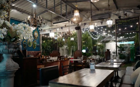 曼谷這家咖啡店，比花店還要美！