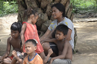 FOTO: Istri dan Anak Buruh Harian Lepas Yang Yak Sekolah. September 7, 2019
