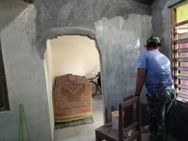 Berkat TNI, Dinding Rumah Saya Kini Sudah Terplester 