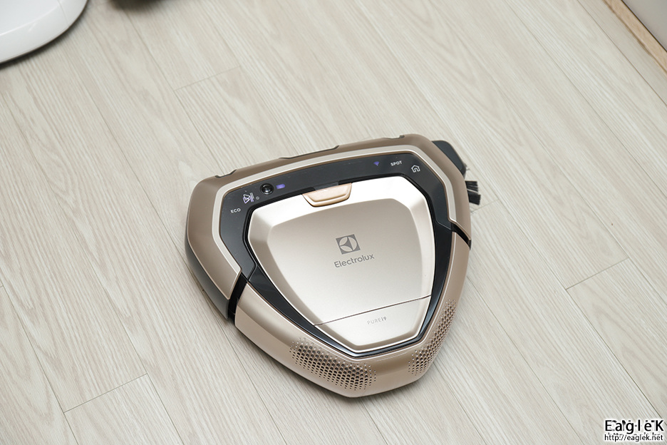Electrolux PURE i9 robot vacuum cleaner Unboxing EagleK Review