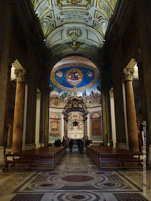 A basílica de Santa Cruz em Jerusalém em Roma