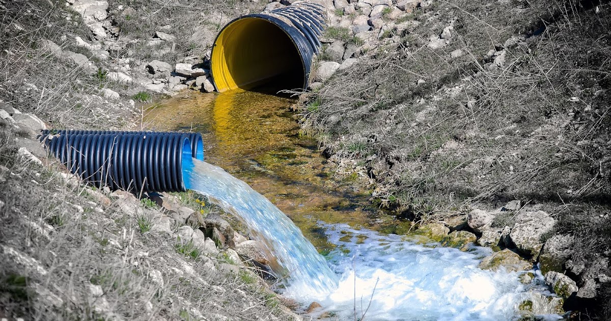 промышленные сточные воды. сброс в подземные водные объекты. сброс в подземные водные объекты. сброс загрязняющих веществ. трубы для сточных вод.