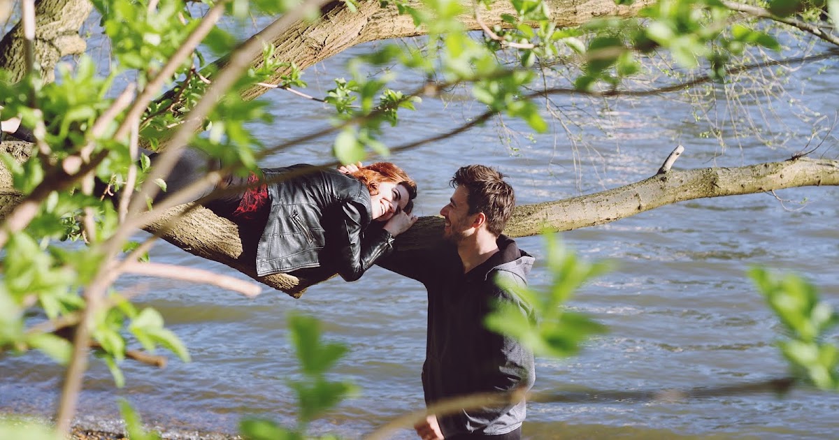 "A saccharine voice" nghĩa là gì?