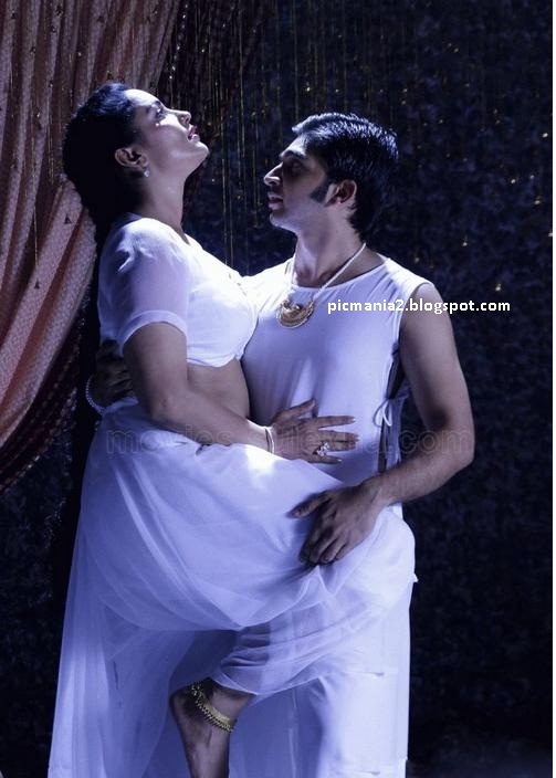 Swetha Menon in Rathinirvedam Remake Photos hot and sexy cleavage kiss image