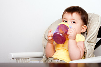 [Top 5] Bình tập uống nước cho bé loại nào tốt an toàn nhất 