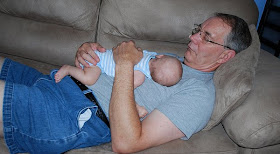 Abuelo y nieto haciendo la siesta