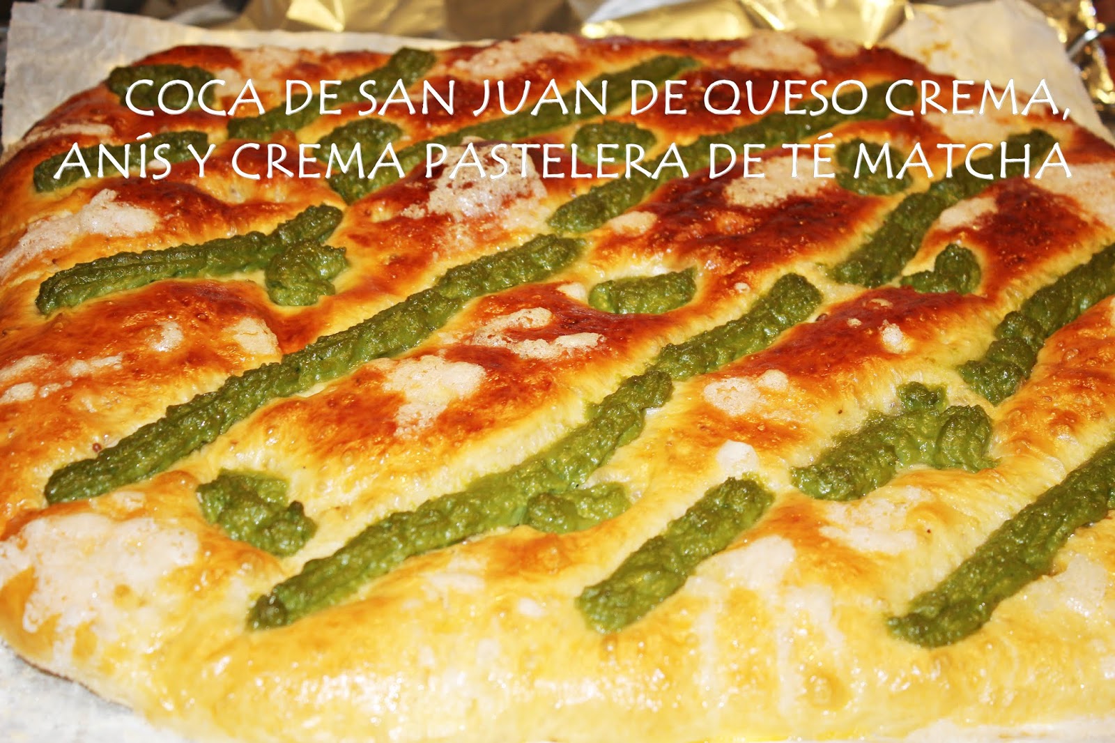 COCA DE SAN JUAN DE QUESO CREMA, ANÃS Y CREMA PASTELERA DE TÃ MATCHA