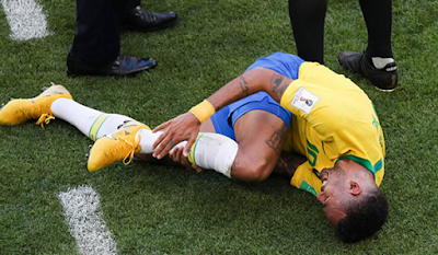 العار لكرة القدم  نيمار يتدحرج على الأرض بطريقة مسرحية Neymar Coupe du monde