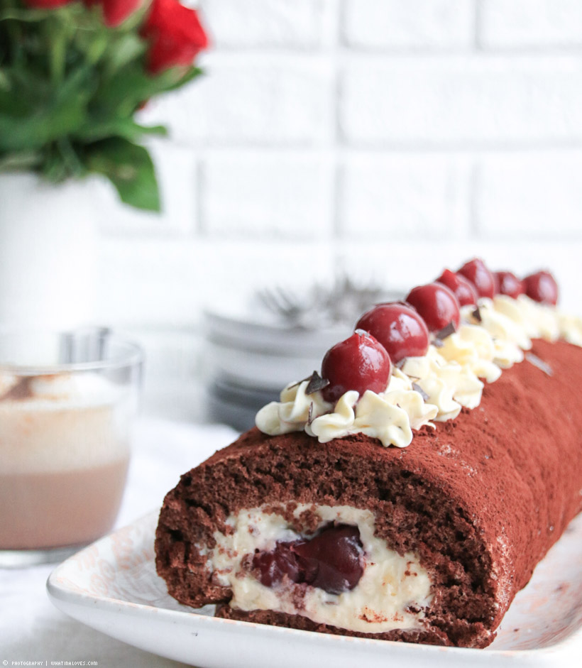 Schoko-Biskuitrolle mit Kirschen