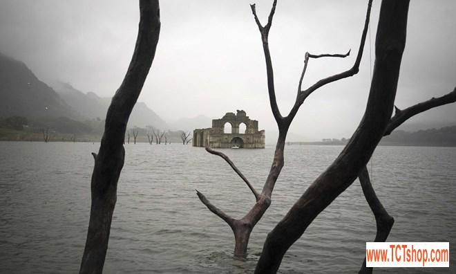 Nhà thờ cổ 450 tuổi hiện hình trên hồ nước