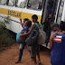 Ao levar estudantes, motorista de ônibus escolar bate em árvore após veículo perder freios na BA