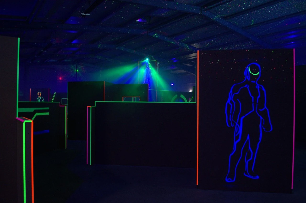 A laser tag arena to demonstrate lasertag venues in Essex free stock image from Pixabay