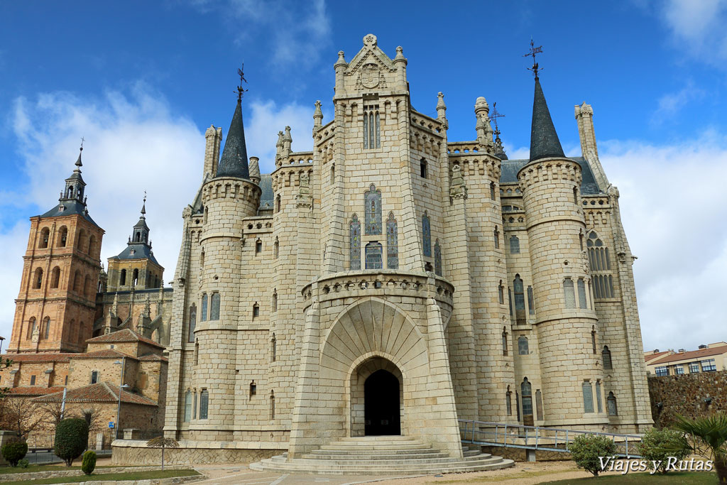 Palacio episcopal de Antoni Gaudi, catedral al fondo. Astorga