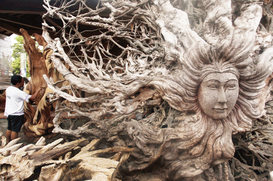  Kerajinan  seni patung kayu  jepara 