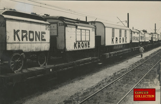 divers roulottes cages et technique chargée sur un des trains du cirque Krone