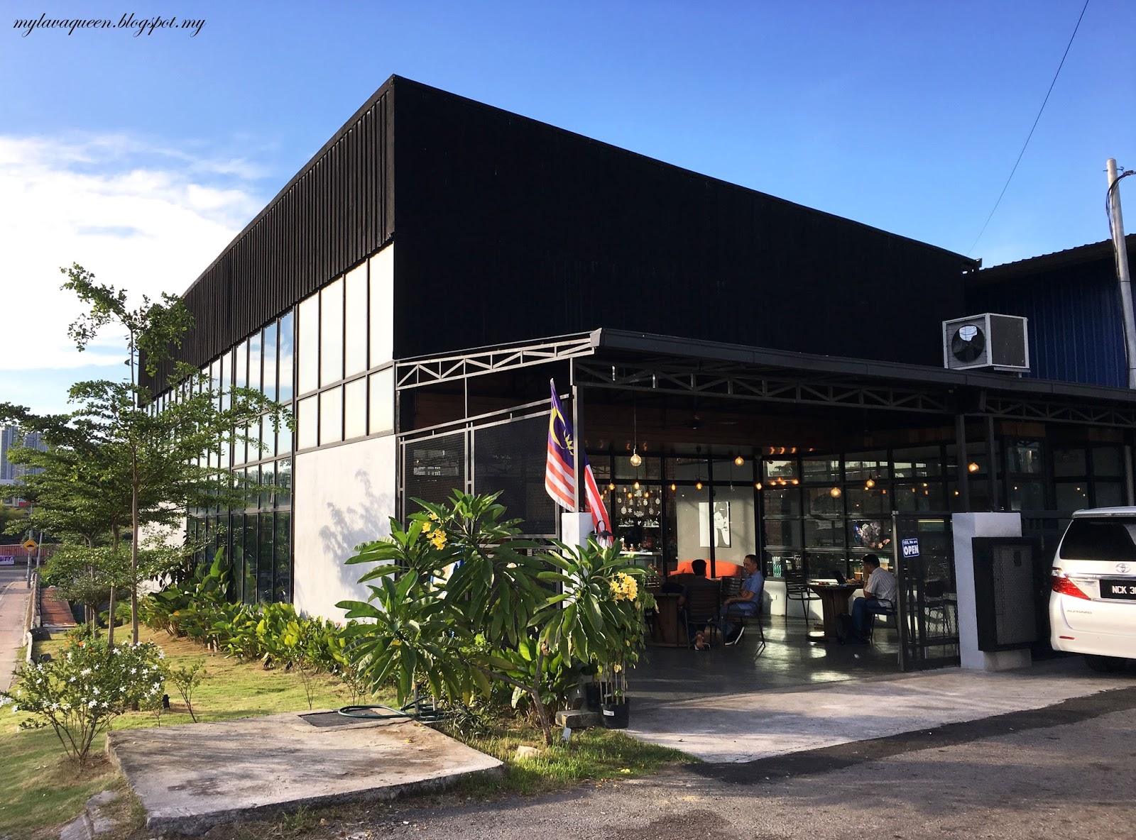 SIS & CO. KAMPUNG KAYU ARA Lava Queen