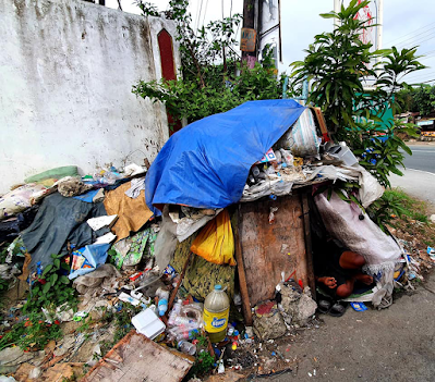 nalungkot sa kalagayan ng Lalaking Naninirahan sa Loob ng Tambak na