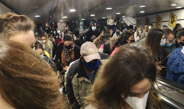 Roma, tutti in fila in metropolitana