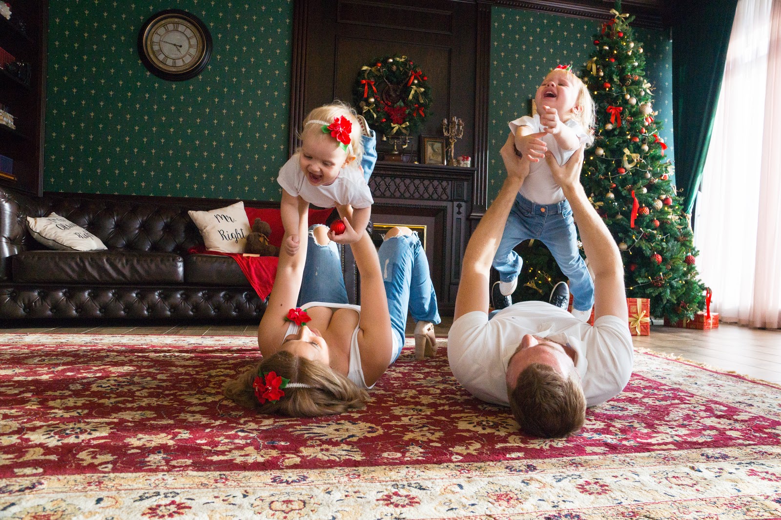 Улыбаемся и машем: 5 простых идей для семейной новогодней фотосессии