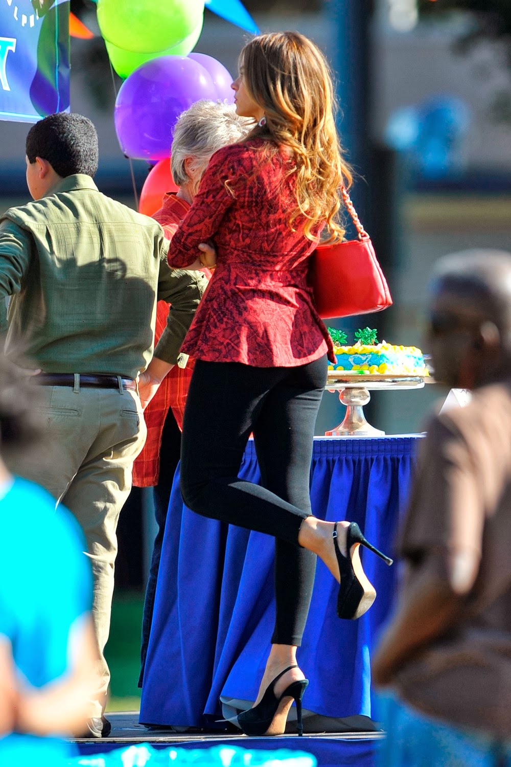 Sofia Vergara Round Booty in Tights Jean While Shooting Modern Family