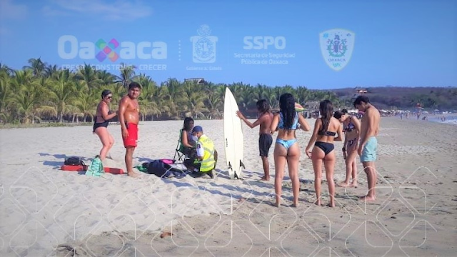 Salvavidas rescatan a mujer en playa de Puerto Escondido