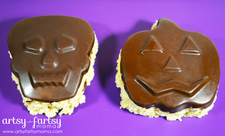 Spooky Halloween Crispy Treats at artsyfartsymama.com #Halloween #halloweentreats