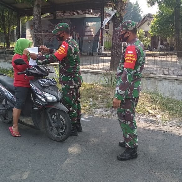 Anggota Koramil Manisrenggo Lakukan Patroli Protokol Kesehatan