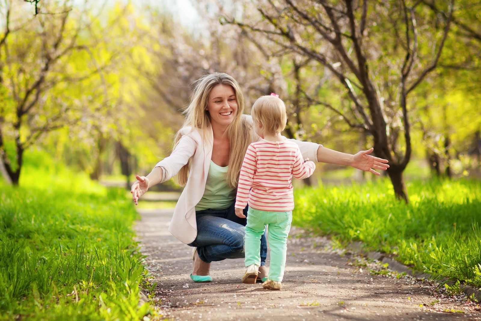 Танец счастье это мамины. Женщина с ребенком. Мама с ребенком на прогулке. Мама с ребенком в парке. Прогулка в парке с детьми.