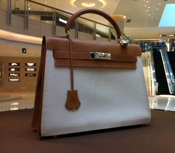 Chic Advisor: Gigantic Handbags