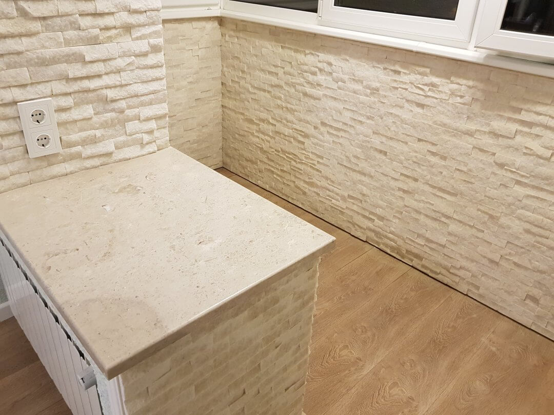 декоративная штукатурка для внутренней отделки балкона. гибкий камень для внутренней отделки балкона. отделка лоджии искусственным камнем. декоративный камень на лоджии. отделка балкона имитация камня.