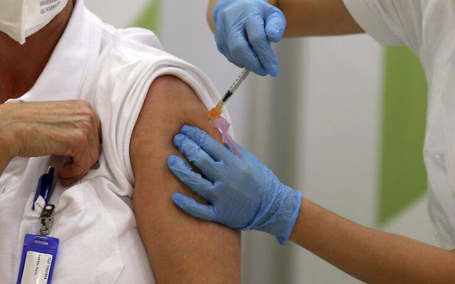 Τον εμβολιασμό 600.000 ανθρώπων στην Αυστρία -σε μια χώρα με πληθυσμό 8,9 εκατομμύρια κατοίκους- μέχρι τα τέλη Μαρτίου, την ήδη μέχρι στιγμής παράδοση 180.000 δόσεων του εμβολίου των Biontech / Pfizer και 10.000 από τη Moderna, καθώς και την παράδοση συνολικά 1,2 εκατ. δόσεων από τους δύο κατασκευαστές μέσα στο πρώτο τρίμηνο του 2021, ανακοίνωσε ο υπουργός Υγείας, Ρούντολφ Άνσομπερ.