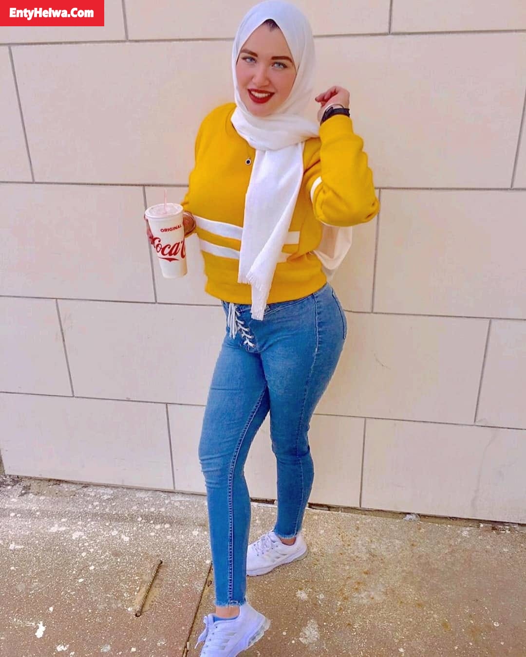 صور بنات محجبات بالبناطيل الجينز الضيقة يُجسم افخاذها