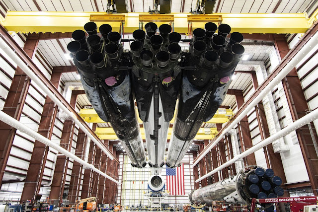 daily timewaster: The SpaceX Falcon Heavy's three-core rocket hanging ...