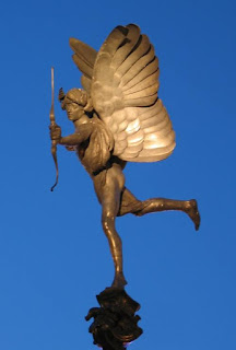 Londra'da bulunan ve Eros adıyla bilinen bu heykel, 1893'te yapılmış olup alüminyumdan üretilmiş ilk heykellerden biridir.