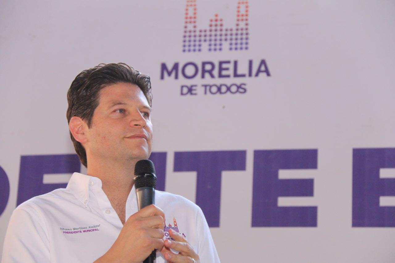 Alfonso Martínez da resultados a habitantes de la colonia Vasco de