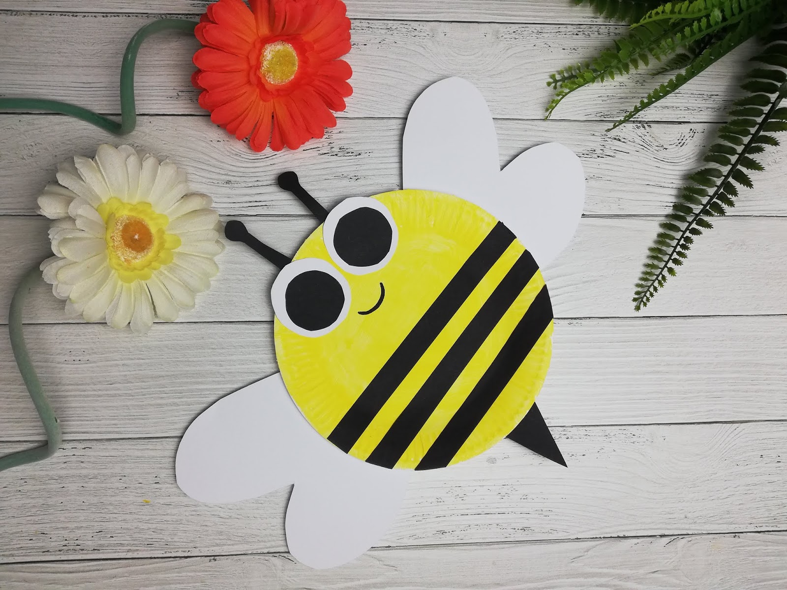 Familie und mehr : Wir basteln süße Bienen