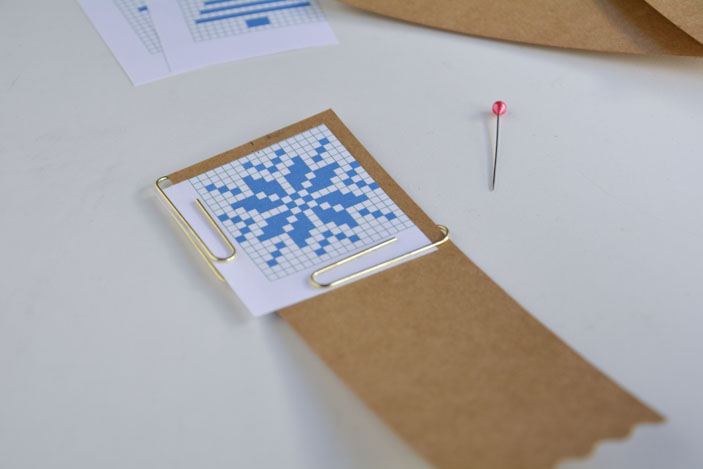 sujetar la plantilla a la cartulina