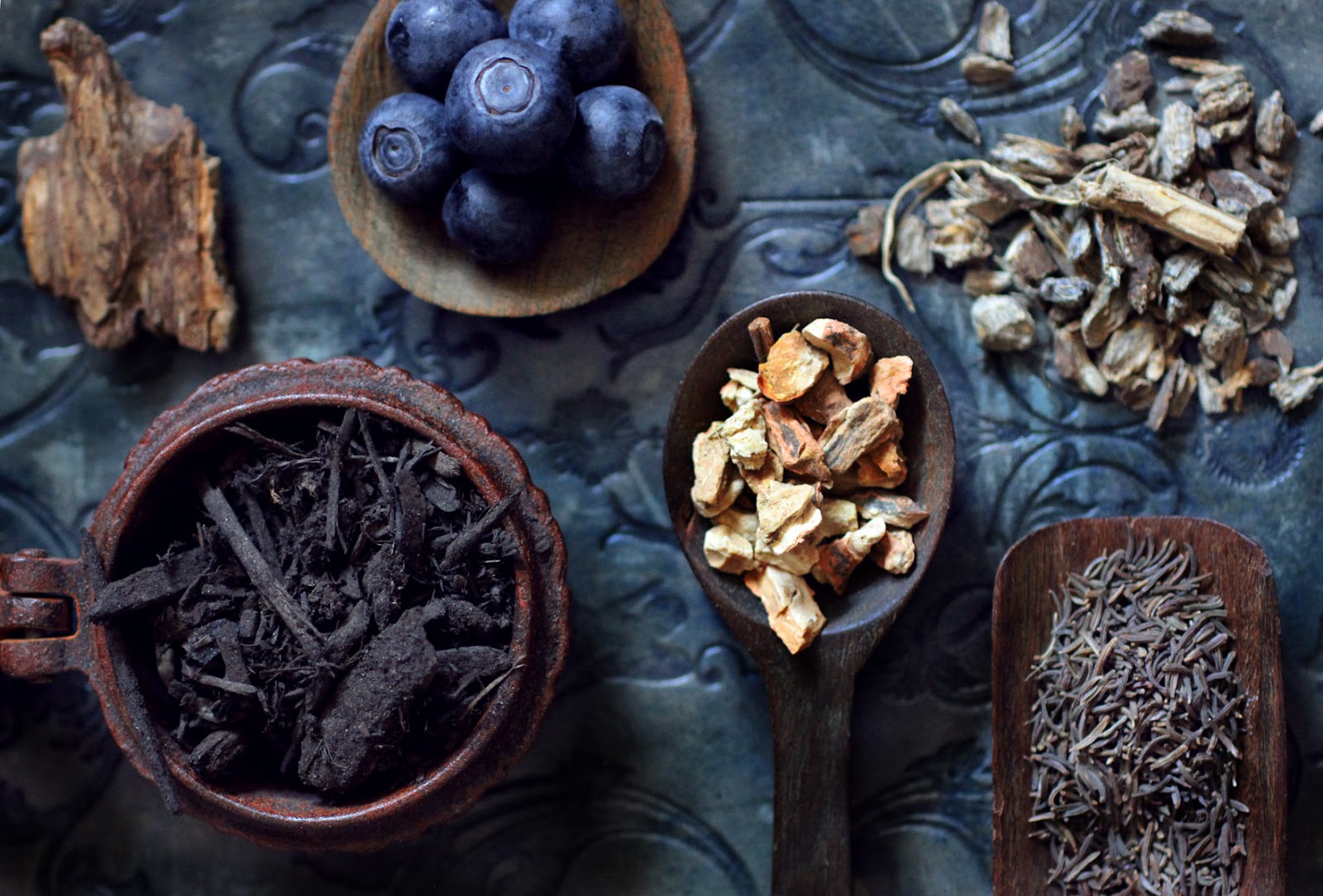 производство косметики. душистые вещества. парфюмерно-косметическая промышленность. компоненты парфюма. сырье для парфюмерии.