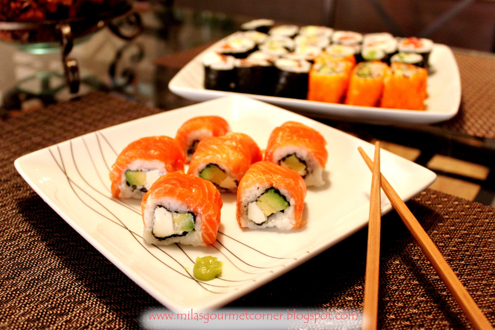 Роллы в ресторане на столе