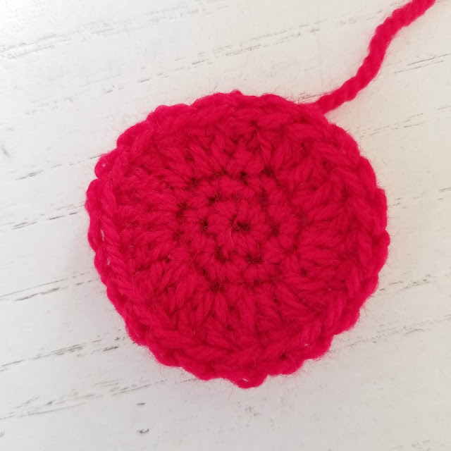 How to invisible join at the end of a round; crochet pattern tutorial by Susan Carlson of Felted Button | Colorful Crochet Patterns