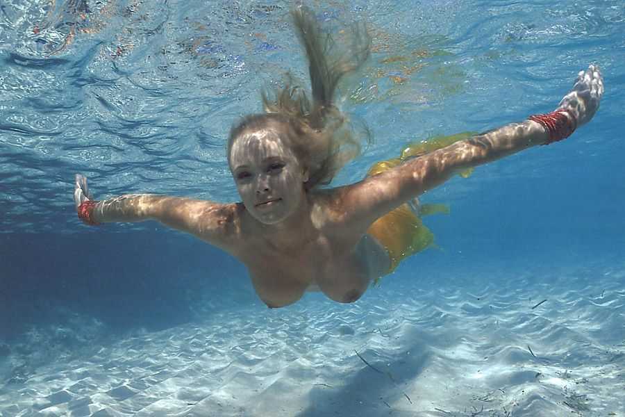 nude-girls-being-kept-underwater-aishwarya-rai-sex-scene-photos