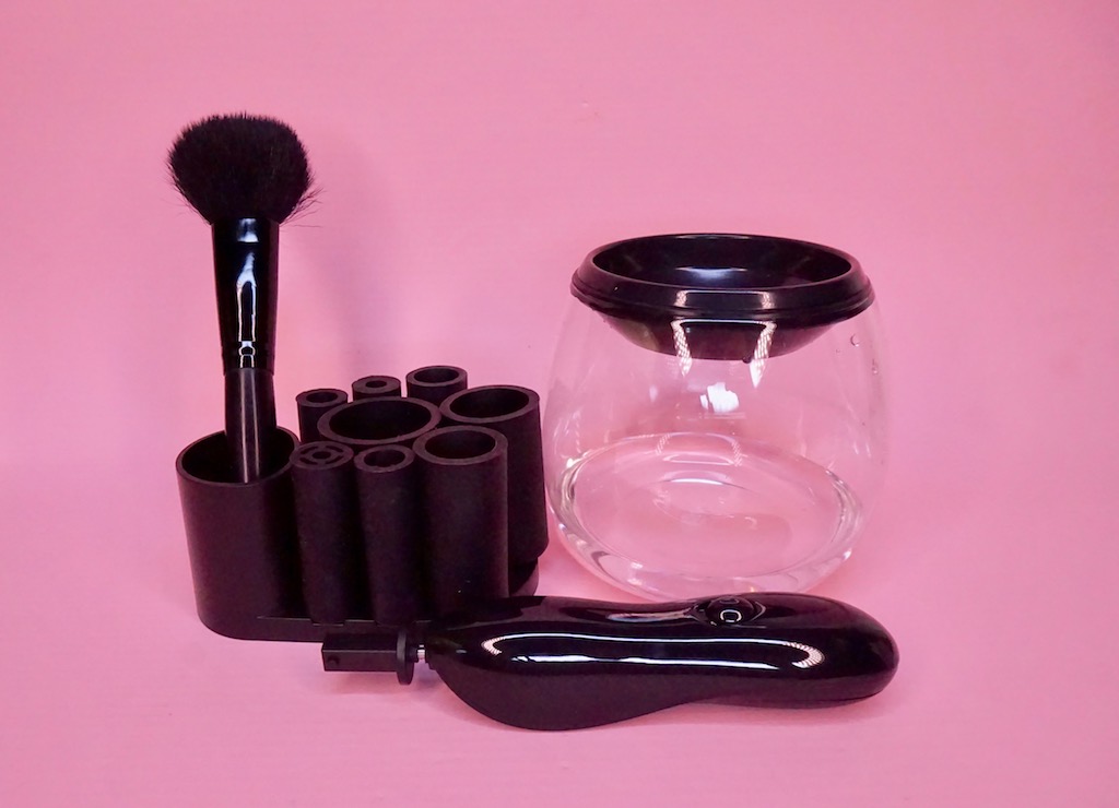 OMG! You can finally clean your makeup brush in just 1 minute + Youtube