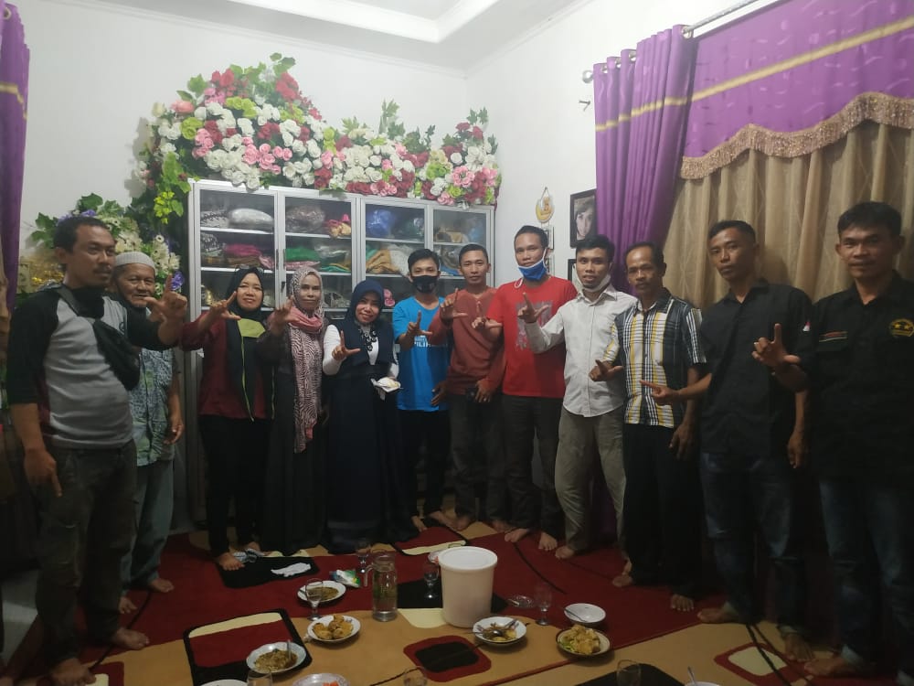 Hujan dan panas seolah tak jadi penghalang sosok dr. Zam Zanariah untuk berinteraksi dan silaturahmi dengan para relawannya.
